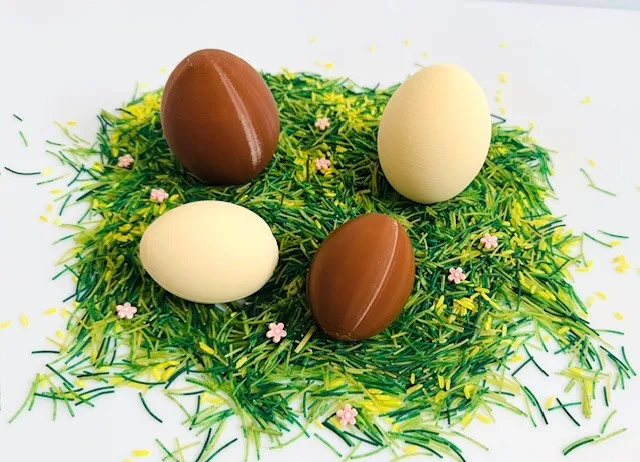 Witte en bruine paaseieren