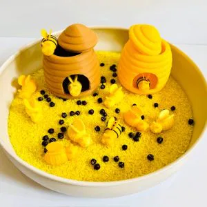 Deze prachtige speelset bevat 2 bijenkorven en 12 bijtjes (lichtgeel, geel, donkergeel en bijtjes met zwarte strepen)