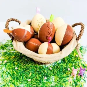 Witte en bruine paaseieren